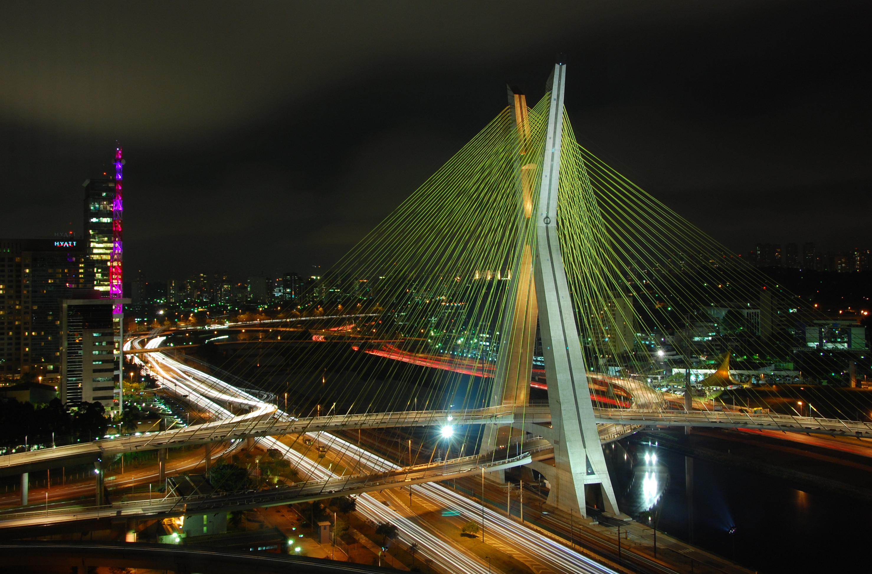 Ponte Estaiada iluminada à noite em São Paulo