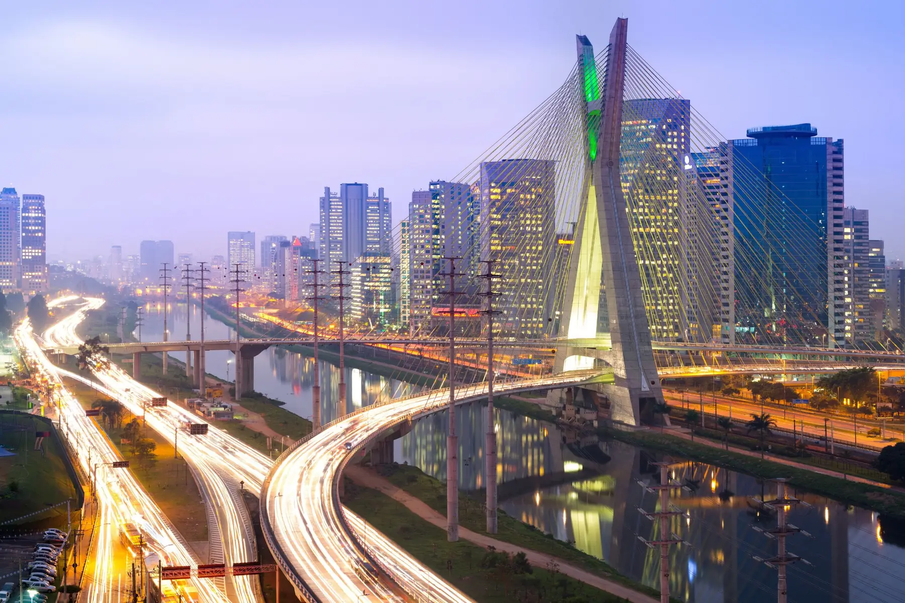 Ponte Estaiada e edifícios de São Paulo ao entardecer, vistos do alto
